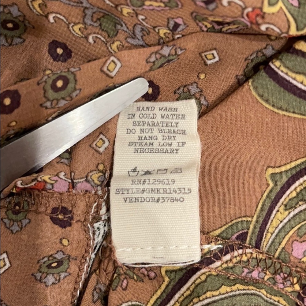 Q: GIMMICKS by BKE Bohemian Blouse Print Lace Detail Beige and Cream - Picture 7 of 8